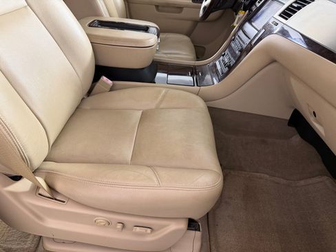 Used 2013 Cadillac Escalade ESV Luxury RWD image 25