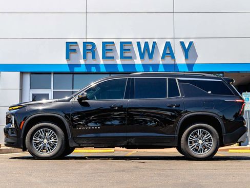 Used 2025 Chevrolet Traverse LT FWD image 2