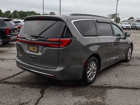 Used 2022 Chrysler Pacifica Touring-L FWD image 4