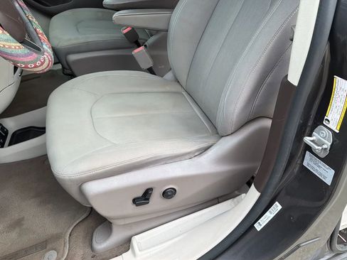 Used 2017 Chrysler Pacifica Touring image 40