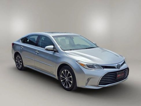 Used 2018 Toyota Avalon XLE Plus FWD image 3