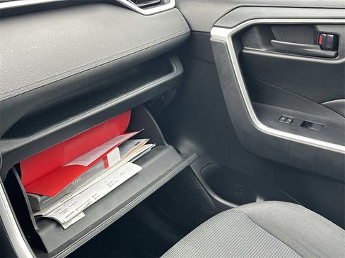 Used 2021 Toyota RAV4 LE image 31