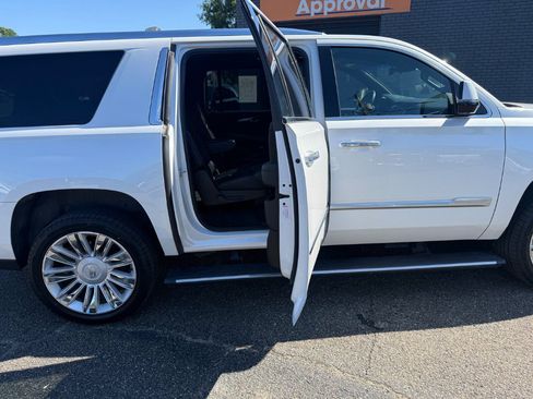 Used 2018 Cadillac Escalade ESV Platinum AWD/4WD image 10