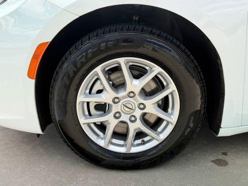Used 2023 Chrysler Pacifica Touring-L FWD image 14