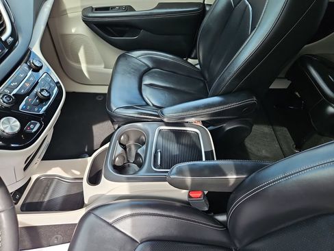 Used 2023 Chrysler Pacifica Touring-L FWD image 25
