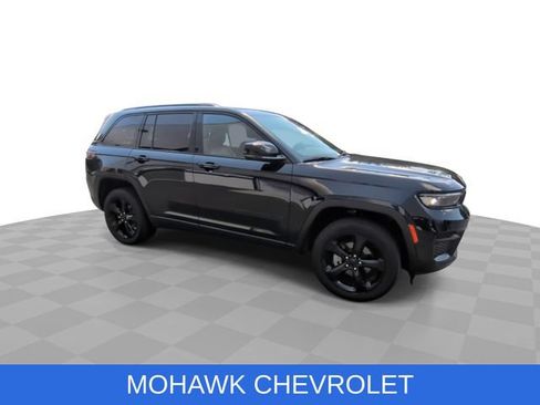 Used 2023 Jeep Grand Cherokee Altitude AWD/4WD image 2