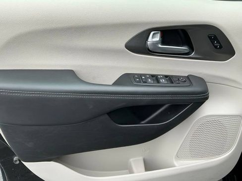 Used 2024 Chrysler Pacifica Touring-L FWD image 12