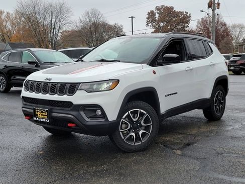 Used 2024 Jeep Compass Trailhawk image 3