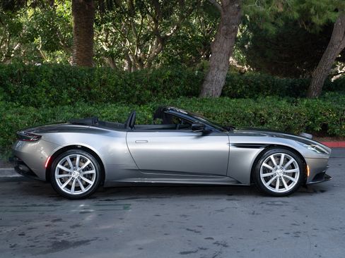 Used 2019 Aston Martin DB11 Volante image 28