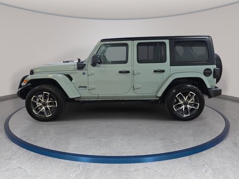 Used 2024 Jeep Wrangler Unlimited w/ Convenience Group AWD/4WD image 8