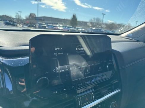 Used 2024 Nissan Pathfinder Platinum image 17