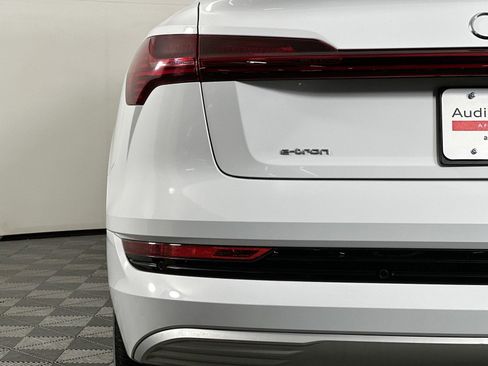 Used 2020 Audi e-tron Premium Plus image 17