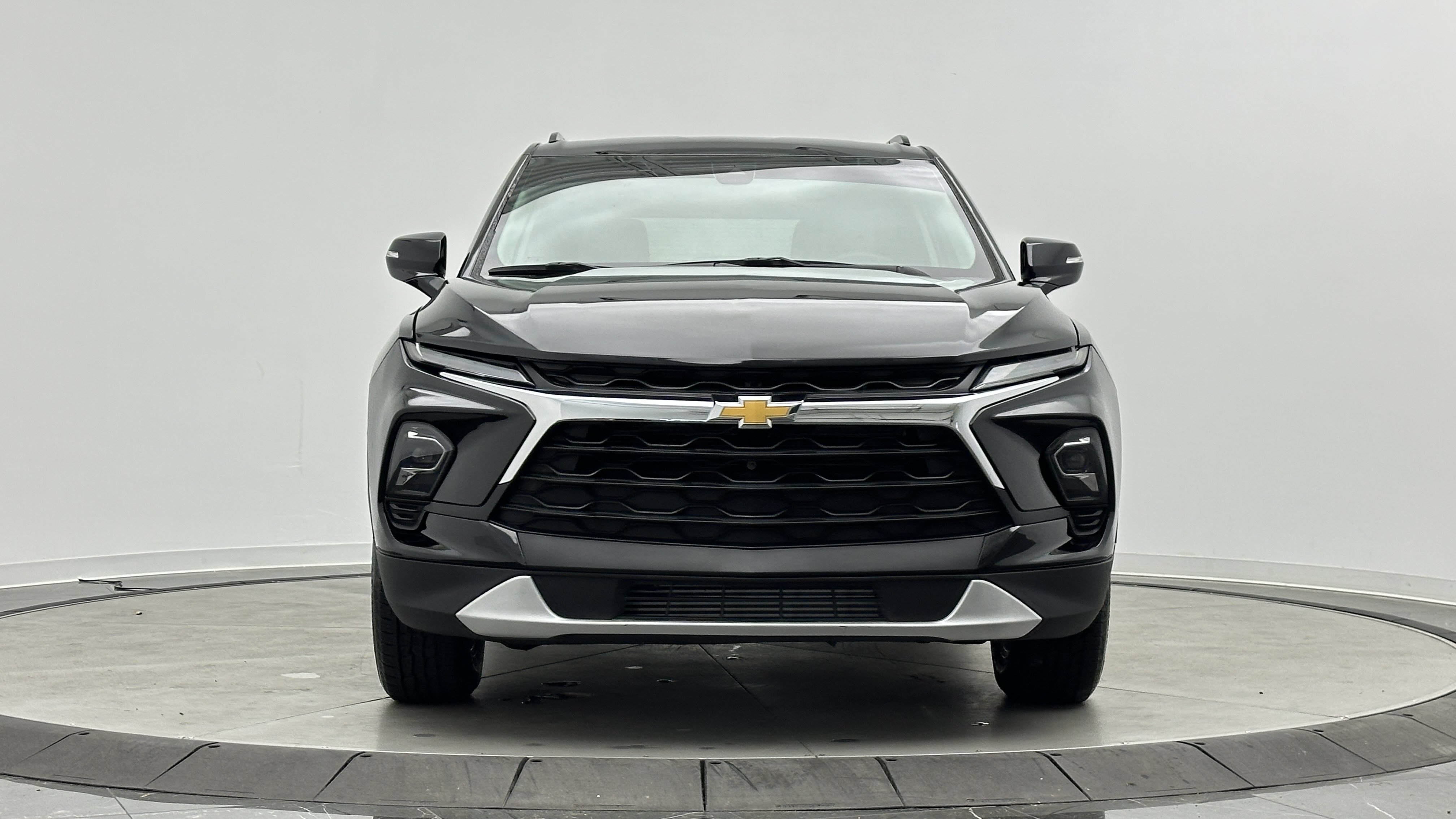 Used 2023 Chevrolet Blazer LT FWD image 2