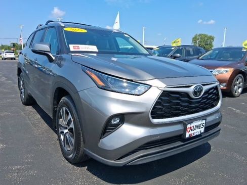 Used 2025 Toyota Highlander XLE AWD/4WD image 2