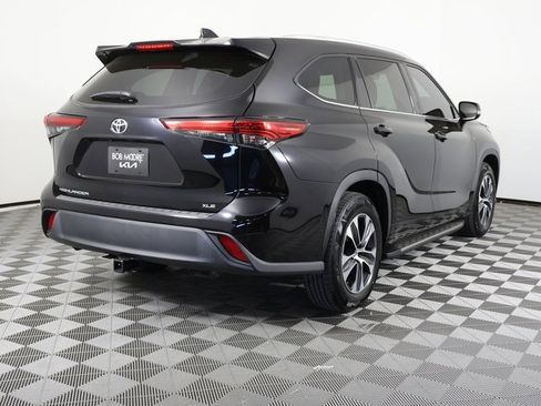 Used 2022 Toyota Highlander XLE image 5