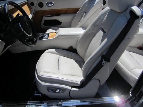 Used 2016 Rolls-Royce Dawn RWD image 37