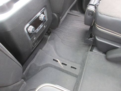 Used 2023 GMC Yukon XL SLT AWD/4WD image 31