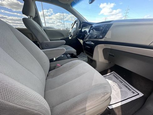 Used 2012 Toyota Sienna LE image 7