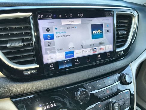 Used 2024 Chrysler Pacifica Touring-L image 16