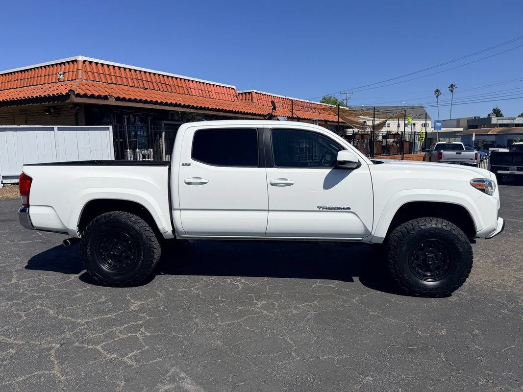 Used 2017 Toyota Tacoma SR5 AWD/4WD image 7