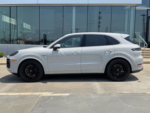 New 2025 Porsche Cayenne Turbo image 2