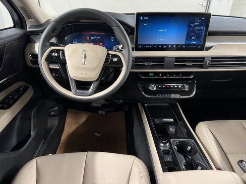 Used 2026 Lincoln Corsair Premiere image 8