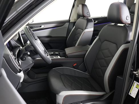 Used 2024 Volkswagen Atlas Peak Edition SEL AWD/4WD image 34