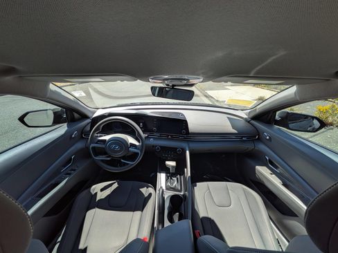 Used 2023 Hyundai Elantra SEL FWD image 9