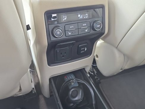 Used 2018 GMC Acadia Denali w/ Technology Package AWD/4WD image 41