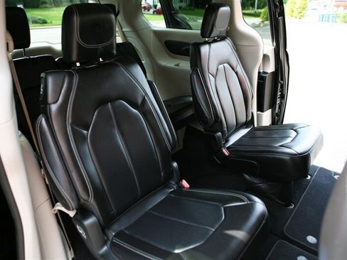 Used 2023 Chrysler Pacifica Touring-L FWD image 19