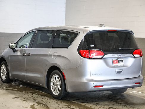 Used 2019 Chrysler Pacifica Touring image 7
