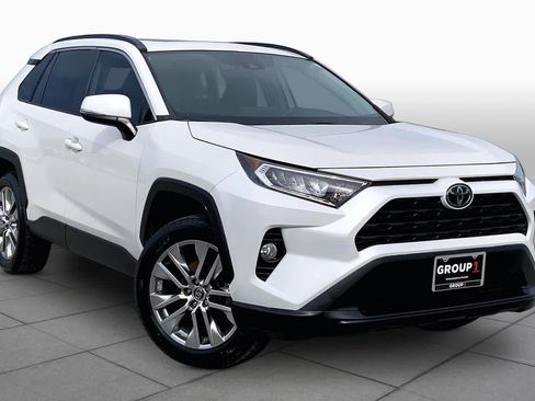 Used 2021 Toyota RAV4 XLE Premium FWD image 3