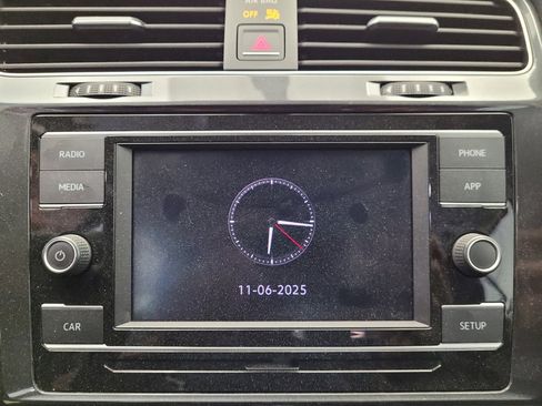 Used 2018 Volkswagen Golf S image 25