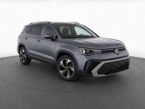 Used 2026 Volkswagen Taos SE AWD/4WD image 2