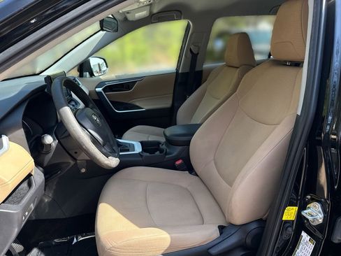 Used 2021 Toyota RAV4 LE w/ Carpet Mat Package (TMS) image 13