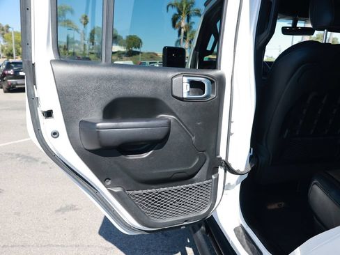 Used 2021 Jeep Gladiator Rubicon AWD/4WD image 39