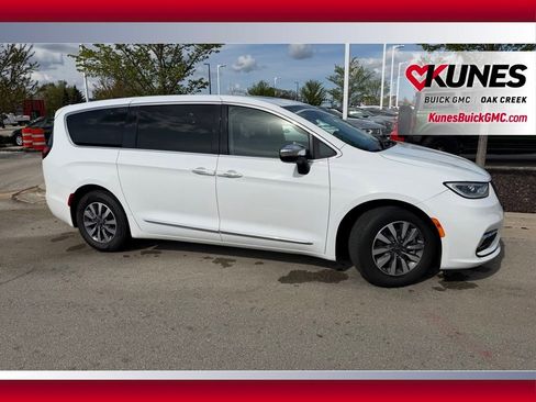 Used 2023 Chrysler Pacifica Limited FWD image 7