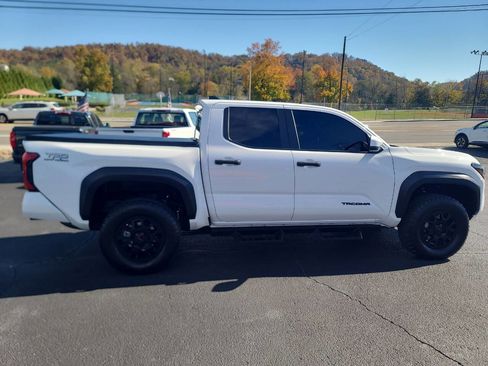 Used 2024 Toyota Tacoma TRD Off-Road image 10