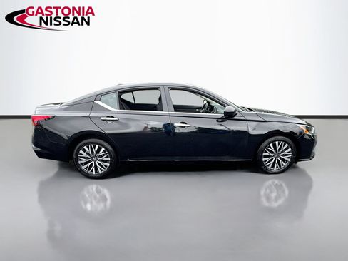 Used 2025 Nissan Altima 2.5 SV FWD image 10