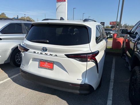 Used 2025 Toyota Sienna XLE image 6