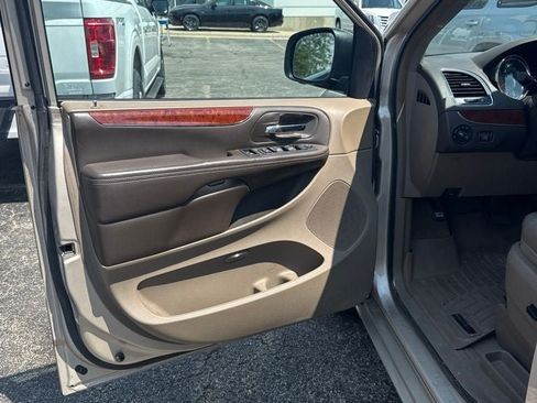 Used 2013 Chrysler Town & Country Touring FWD image 5