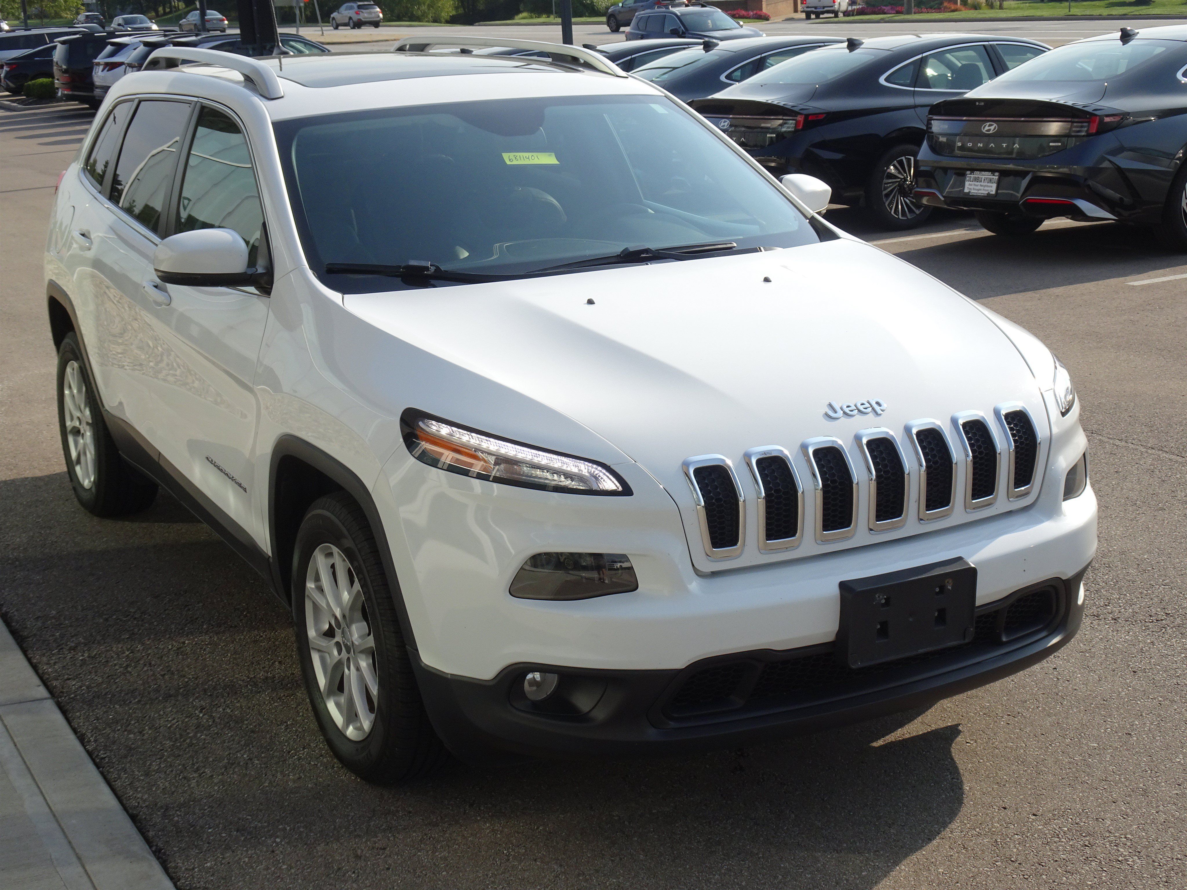 Used 2018 Jeep Cherokee Latitude Plus w/ Comfort/Convenience Group FWD image 9