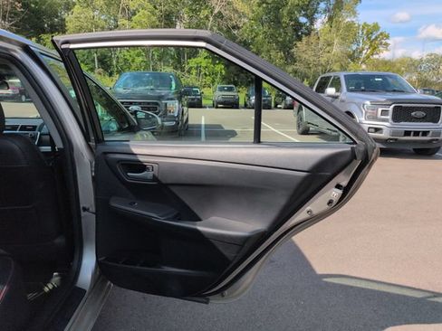 Used 2016 Toyota Camry SE FWD image 16