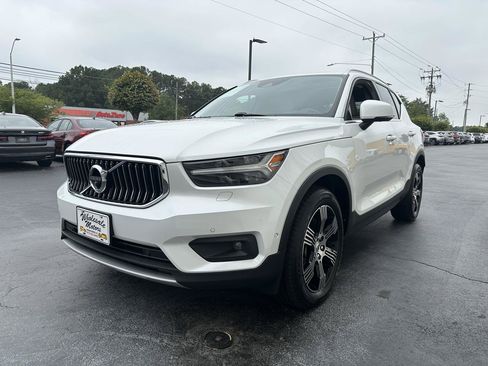 Used 2021 Volvo XC40 T4 Inscription FWD image 3