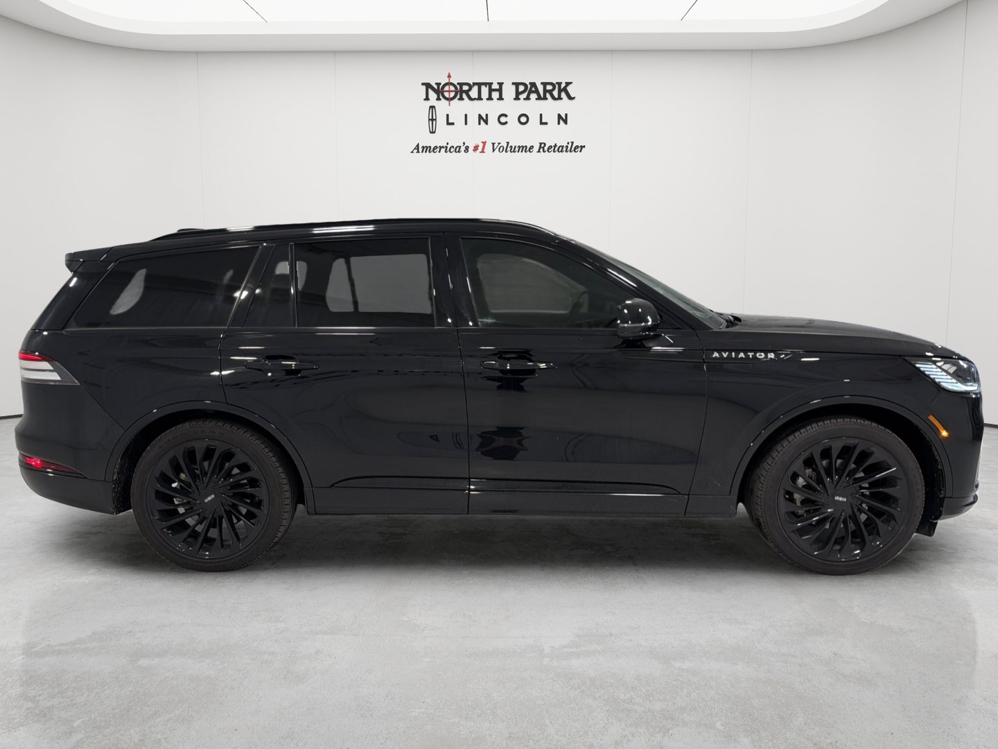 Used 2025 Lincoln Aviator Reserve w/ Jet Appearance Package RWD image 6