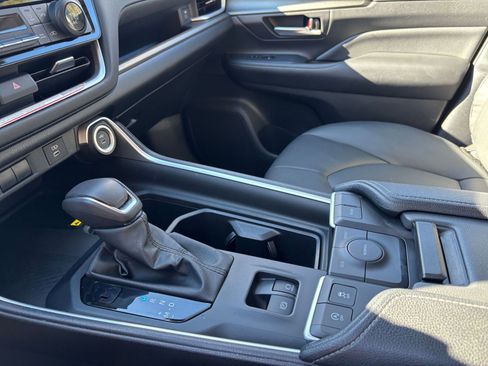 Used 2025 Toyota Grand Highlander XLE image 41