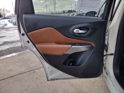 Used 2019 Jeep Cherokee Overland w/ Technology Group image 24