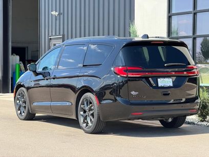 Used 2025 Chrysler Pacifica Limited