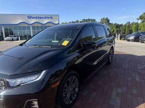 Used 2025 Honda Odyssey Touring image 5