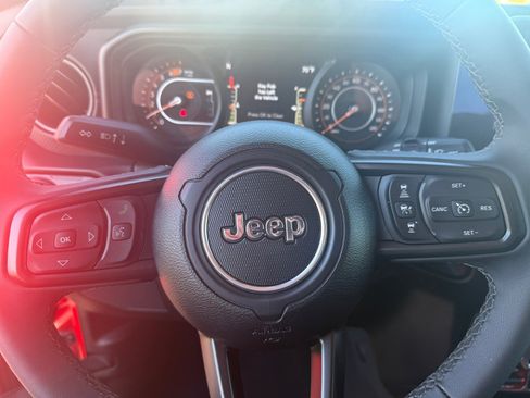 Used 2025 Jeep Wrangler Unlimited Rubicon image 12